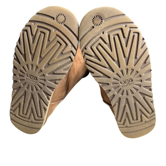 UGG Women’s  Bailey Triple Button Boots. Size 7 - Picture 8 of 10